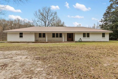 Photo of 2950 S BYRD Avenue, Bogalusa, LA 70427 (MLS # 2545128)