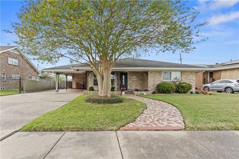 1104 PERRIN Drive Arabi LA 70032