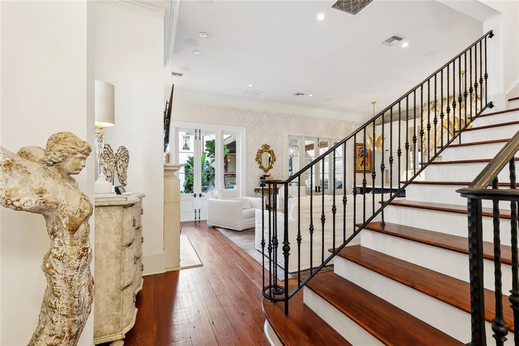 1220 DAUPHINE Street B