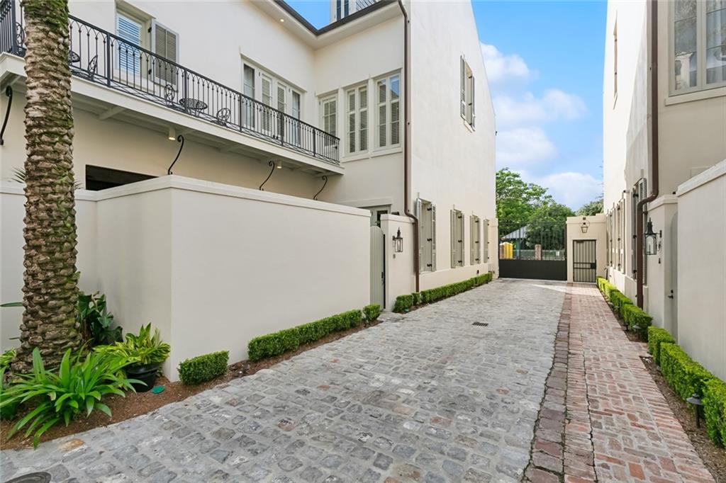 1220 DAUPHINE Street B