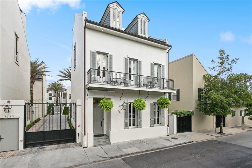 1220 DAUPHINE Street B