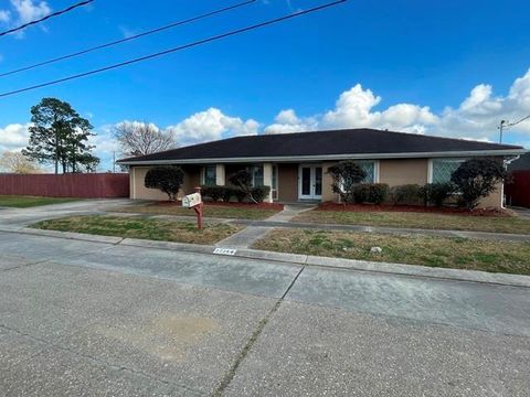 2225 CAMPAGNA Drive Chalmette LA 70043