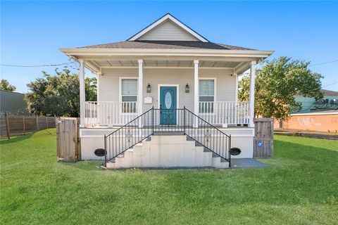 Photo of 4132 MARTIN LUTHER KING JR Boulevard, New Orleans, LA 70125 (MLS # 2545845)