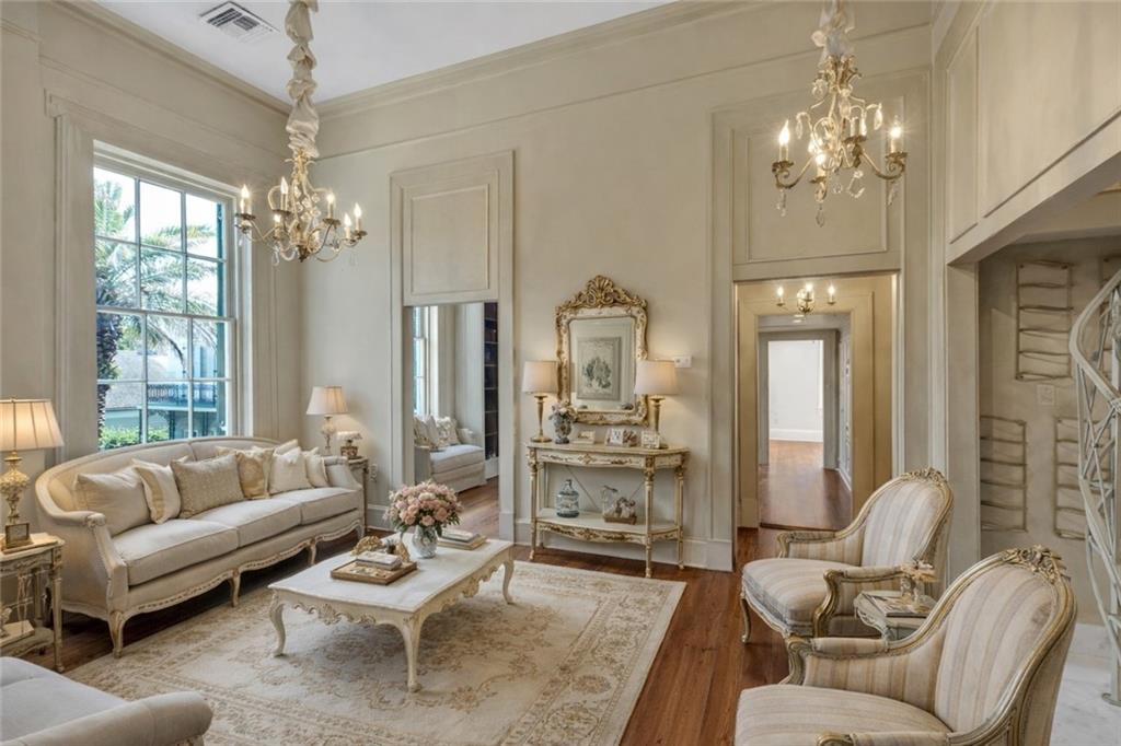 740 ESPLANADE Avenue 7/11