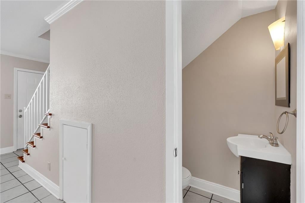 229-235 W ESPLANADE Avenue