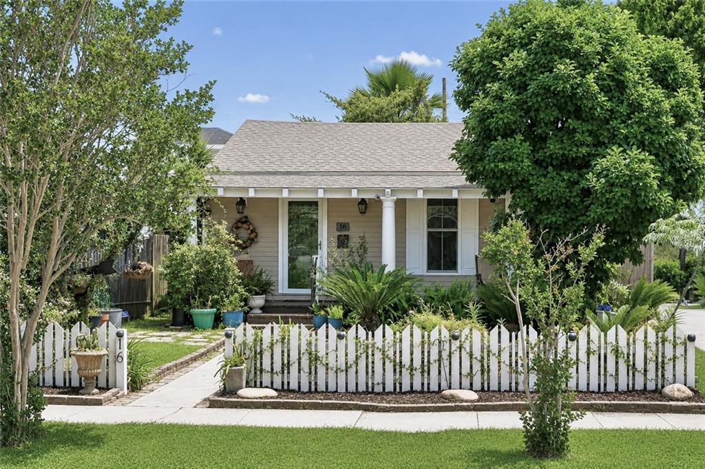 16 LABARRE Place