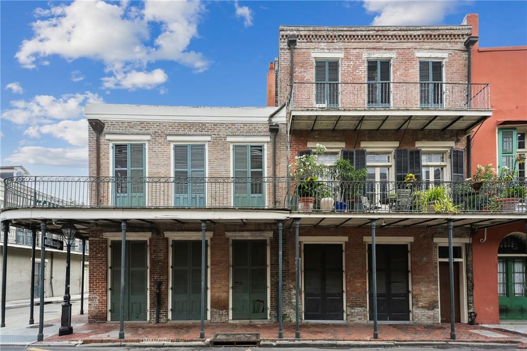1138 CHARTRES Street