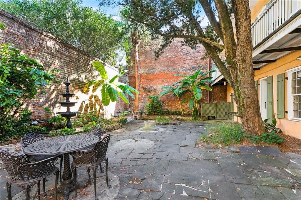 1112 16 ROYAL Street