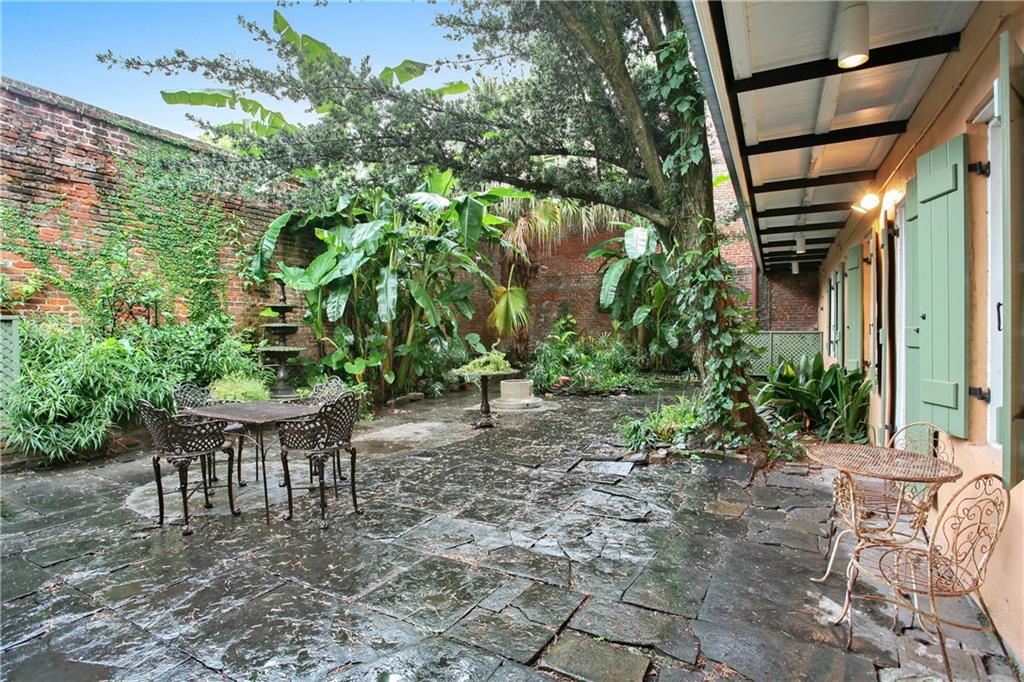 1112 16 ROYAL Street