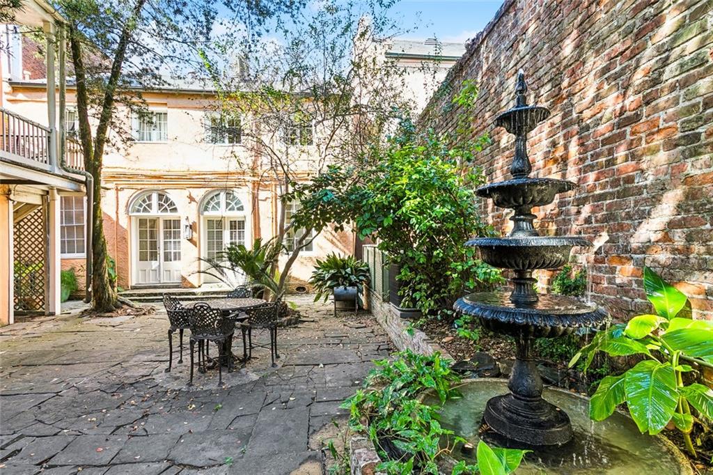 1112 16 ROYAL Street