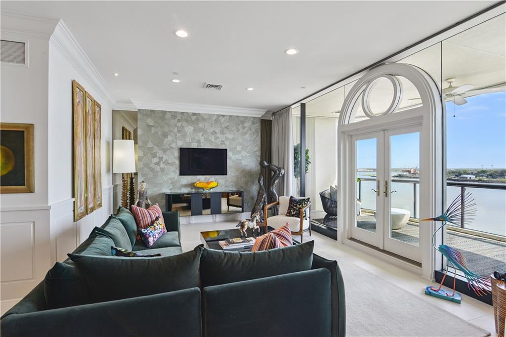 600 PORT OF NEW ORLEANS Place 5G