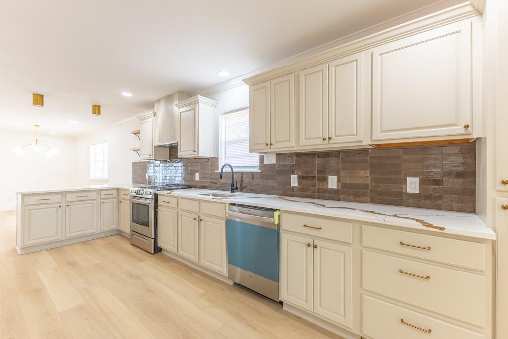 2053 MANDOLIN Street