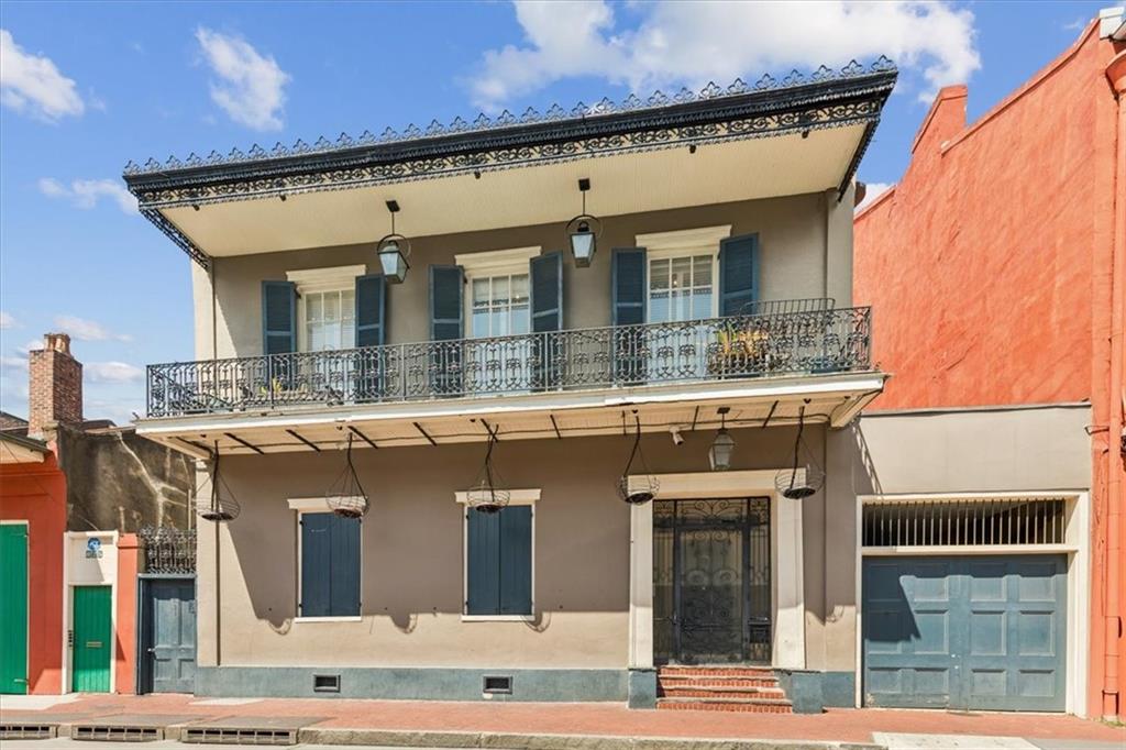 831 BOURBON Street