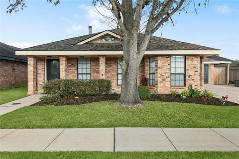 2900 WOODS Drive Violet LA 70092