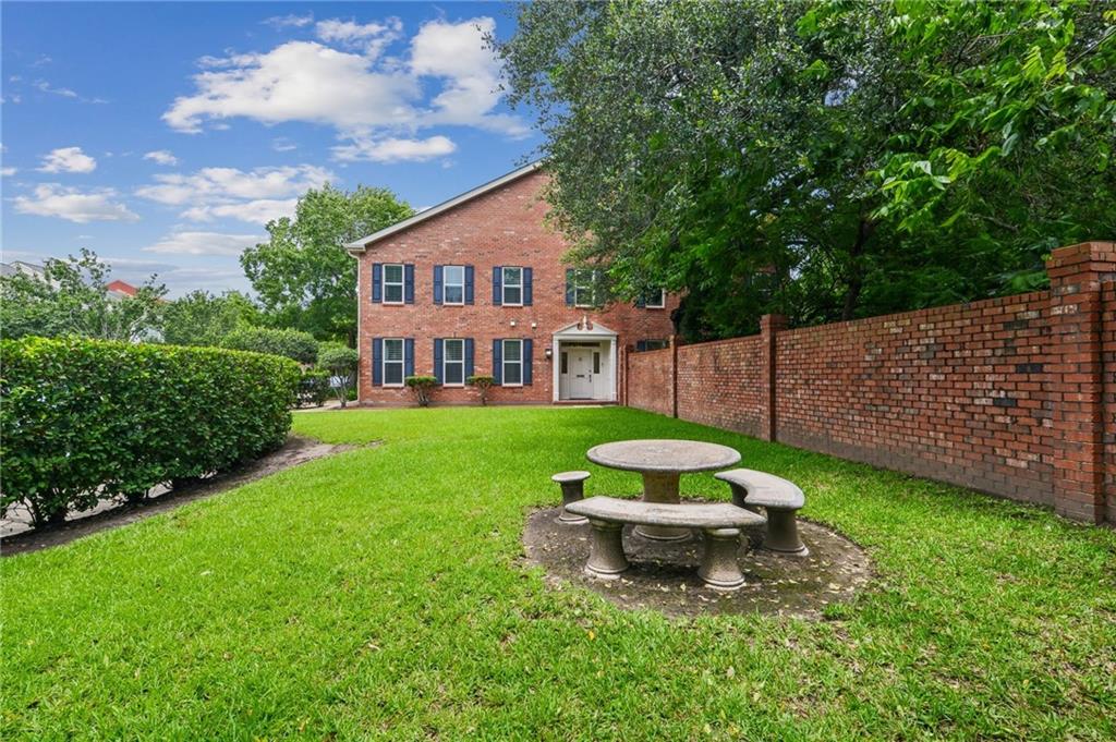 105 CHARLESTON Park