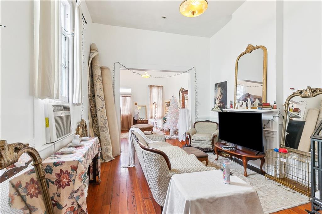 New Orleans, Louisiana 70119, United States, 4 Bedrooms Bedrooms, ,2 BathroomsBathrooms,Residential,Active,5819