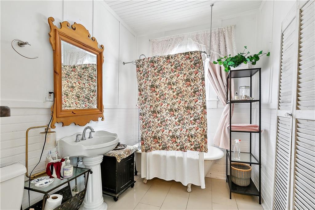 New Orleans, Louisiana 70119, United States, 4 Bedrooms Bedrooms, ,2 BathroomsBathrooms,Residential,Active,5819