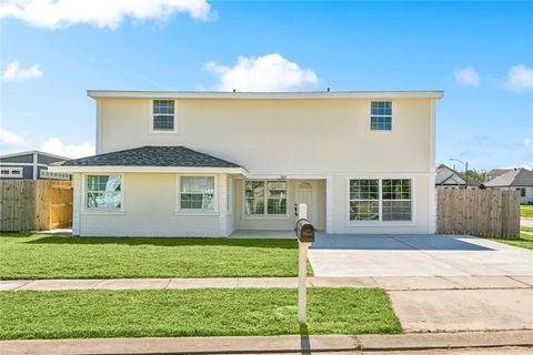 300 CHINCHILLA Drive Arabi LA 70032
