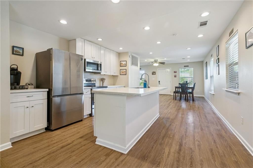 1411 CENTER Street