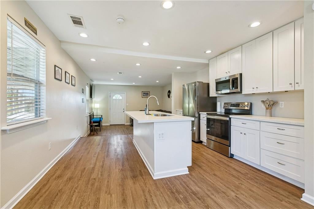 1411 CENTER Street