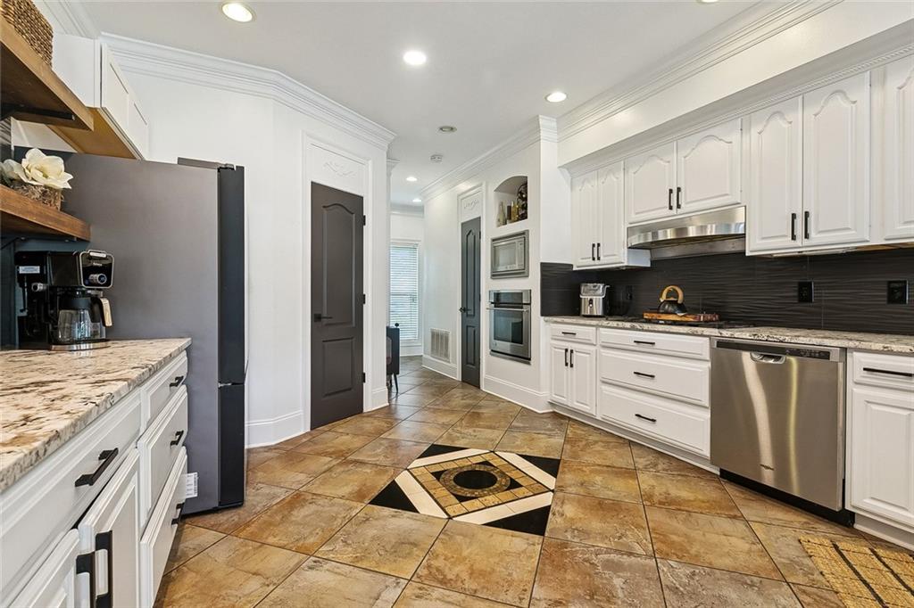 270 RIVERBEND Drive