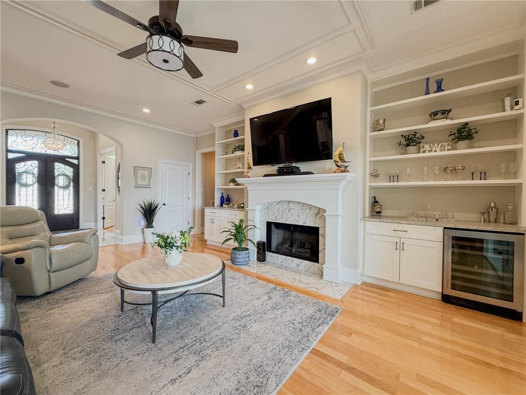 2044 S LAKESHORE Boulevard