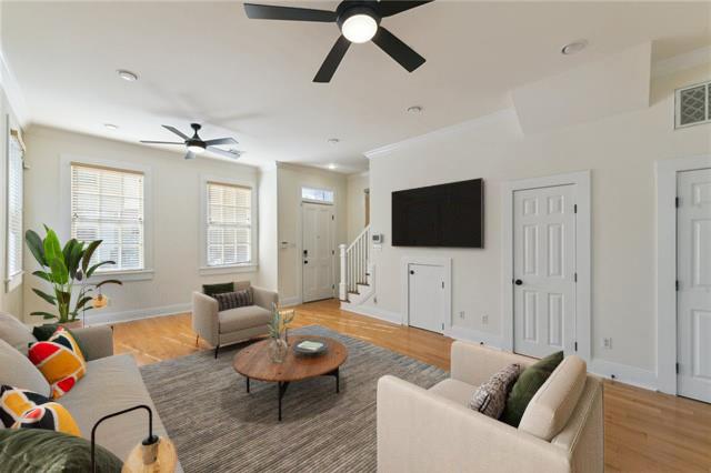 1207 N ROBERTSON Street