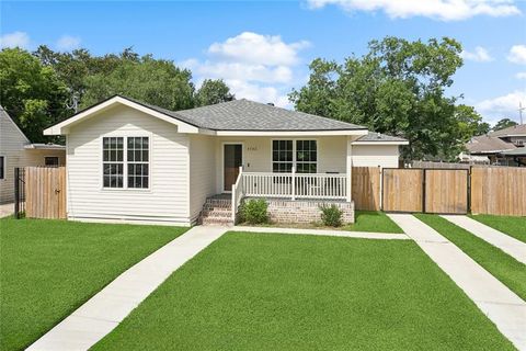 4742 LOUISA Drive New Orleans LA 70126