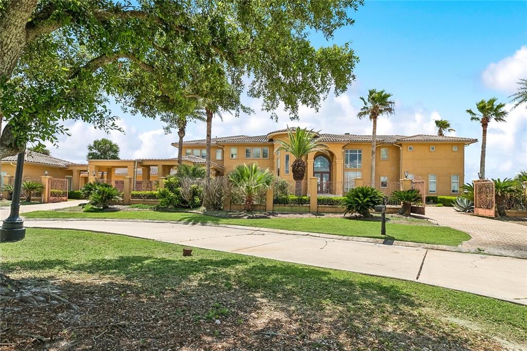 1512 LAKESHORE Drive