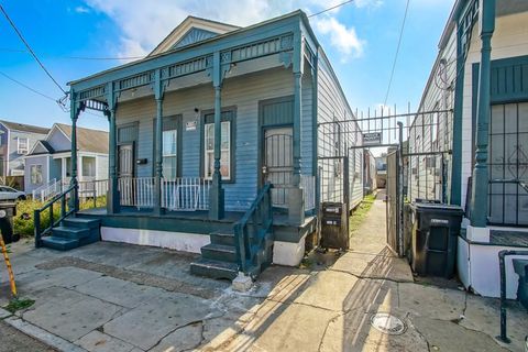 2122 24 REV JOHN RAPHEL JR Way New Orleans LA 70113