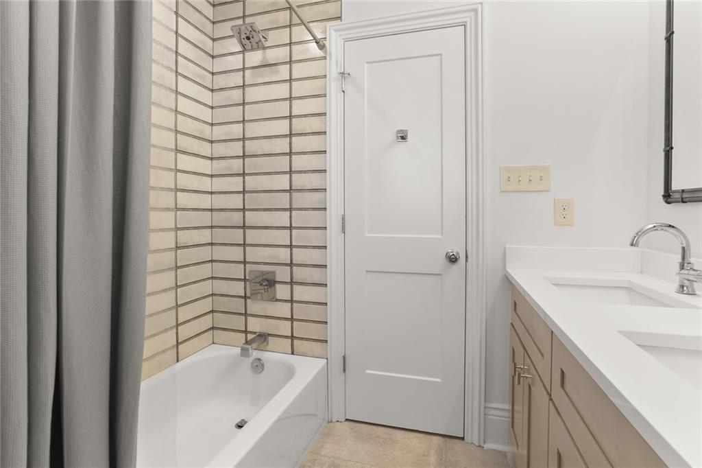 New Orleans, Louisiana 70115, United States, 3 Bedrooms Bedrooms, ,3 BathroomsBathrooms,Residential,Active,56386