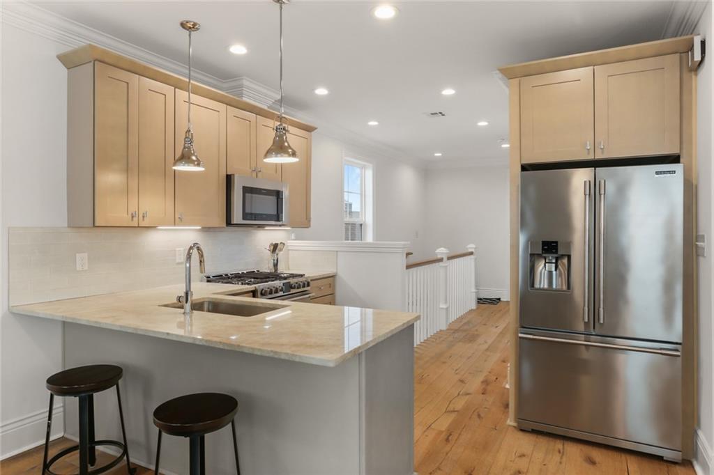 New Orleans, Louisiana 70115, United States, 3 Bedrooms Bedrooms, ,3 BathroomsBathrooms,Residential,Active,56386
