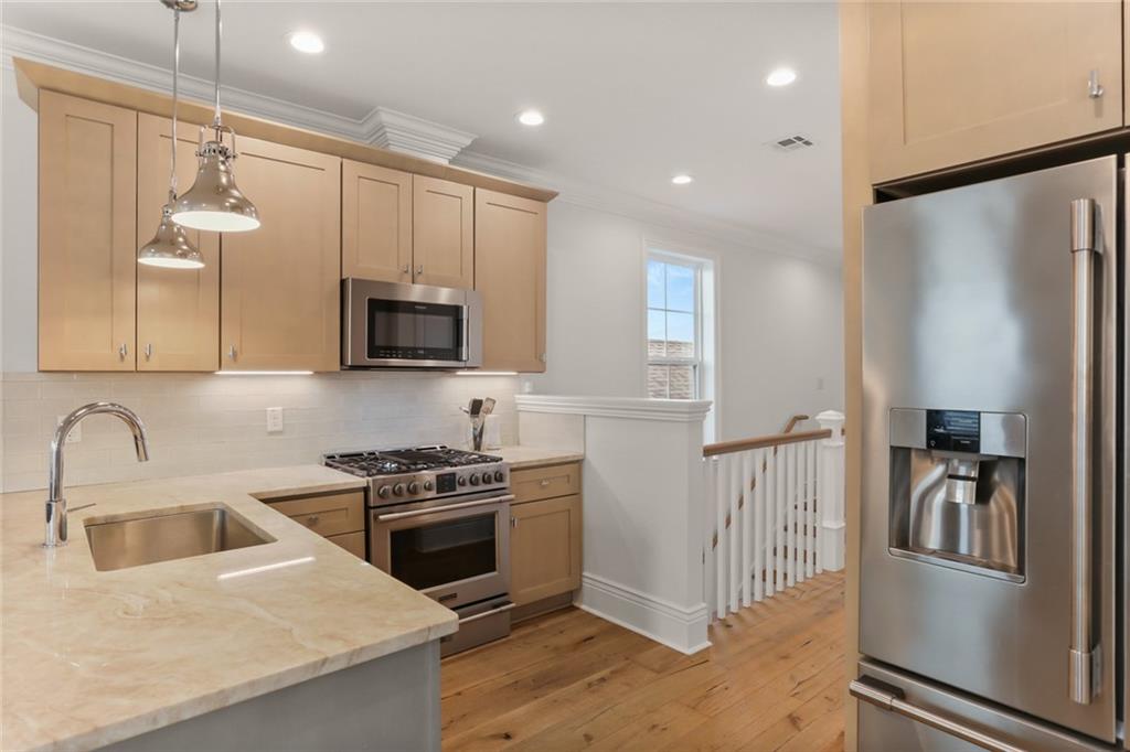 New Orleans, Louisiana 70115, United States, 3 Bedrooms Bedrooms, ,3 BathroomsBathrooms,Residential,Active,56386