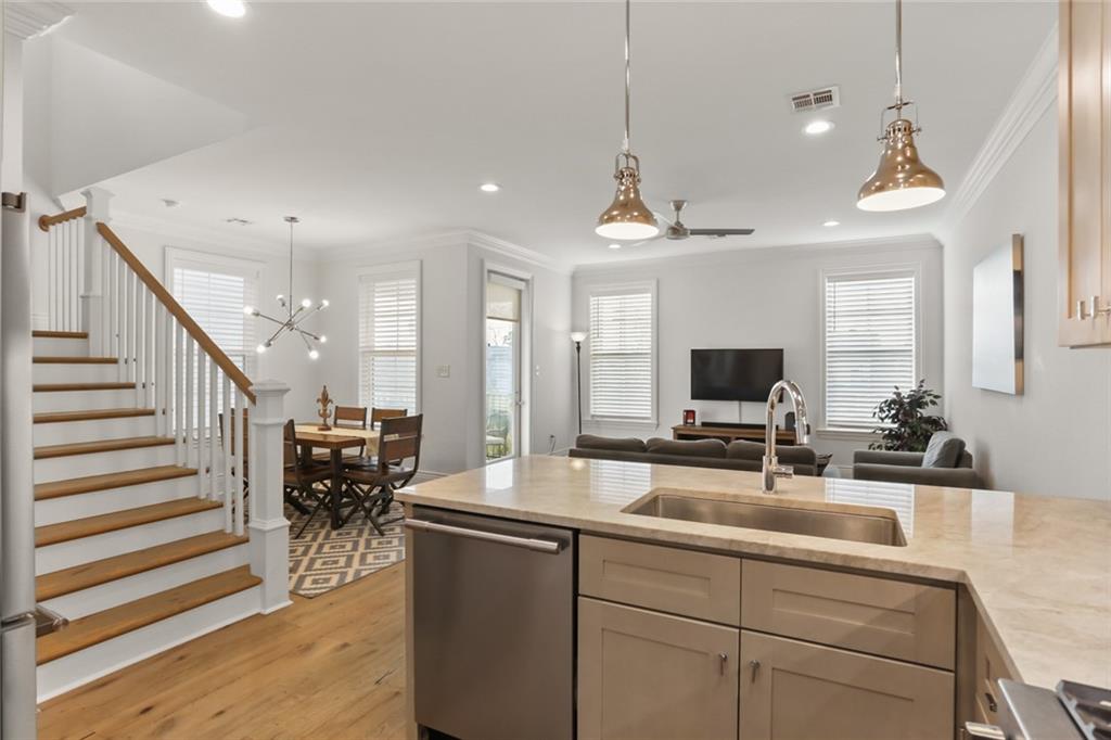 New Orleans, Louisiana 70115, United States, 3 Bedrooms Bedrooms, ,3 BathroomsBathrooms,Residential,Active,56386