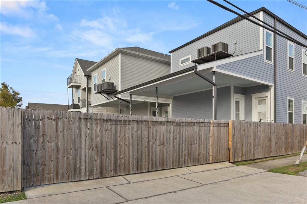 New Orleans, Louisiana 70115, United States, 3 Bedrooms Bedrooms, ,3 BathroomsBathrooms,Residential,Active,56386
