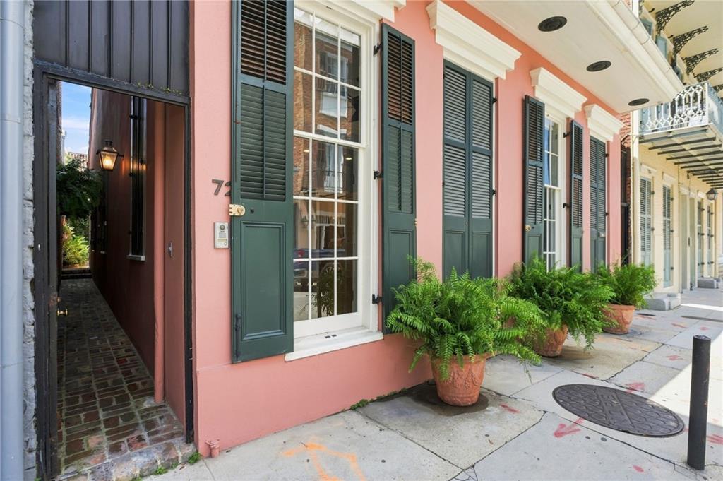 724 BARRACKS Street