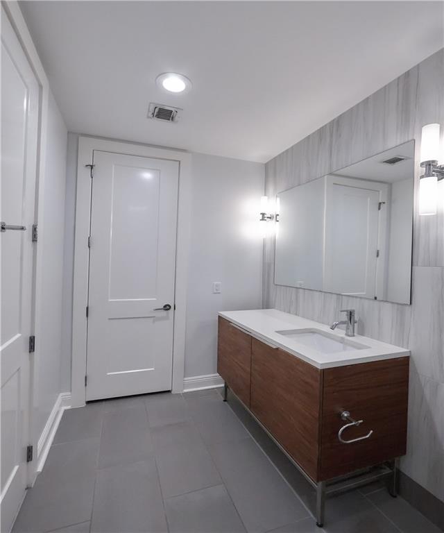 New Orleans, Louisiana 70130, United States, 2 Bedrooms Bedrooms, ,2 BathroomsBathrooms,Residential,Pending,66598