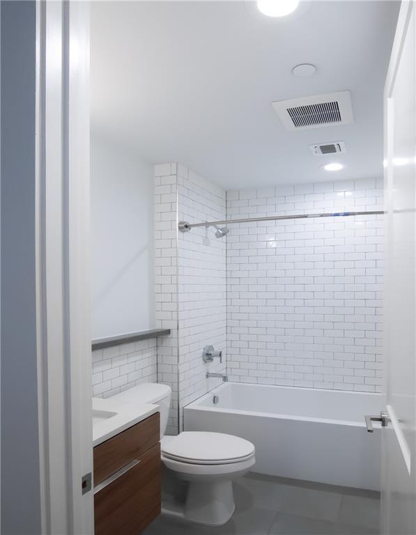 New Orleans, Louisiana 70130, United States, 2 Bedrooms Bedrooms, ,2 BathroomsBathrooms,Residential,Pending,66598