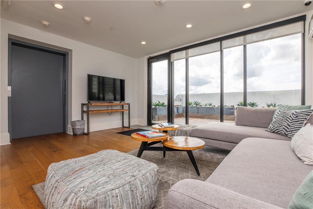 New Orleans, Louisiana 70130, United States, 2 Bedrooms Bedrooms, ,2 BathroomsBathrooms,Residential,Pending,66598