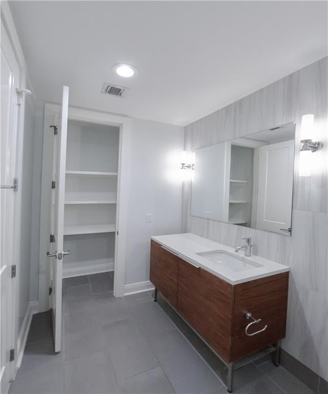 New Orleans, Louisiana 70130, United States, 2 Bedrooms Bedrooms, ,2 BathroomsBathrooms,Residential,Pending,66598