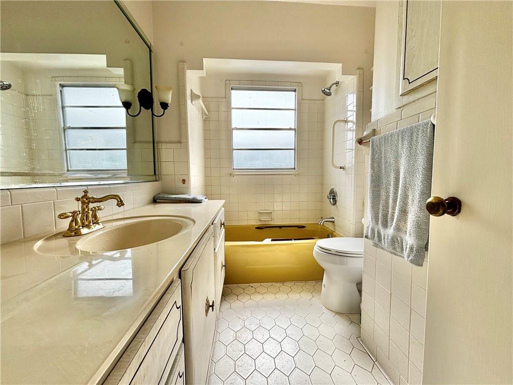 Harahan, Louisiana 70123, United States, 2 Bedrooms Bedrooms, ,1 BathroomBathrooms,Residential,Pending,66549