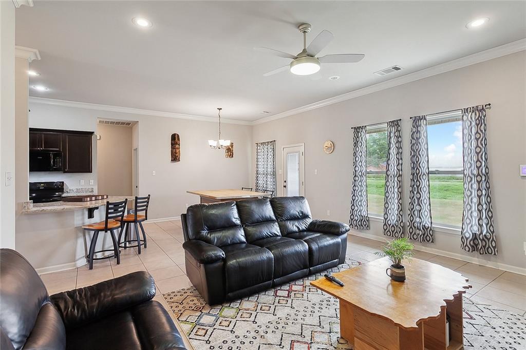 Marrero, Louisiana 70072, United States, 3 Bedrooms Bedrooms, ,2 BathroomsBathrooms,Residential,Pending,61373