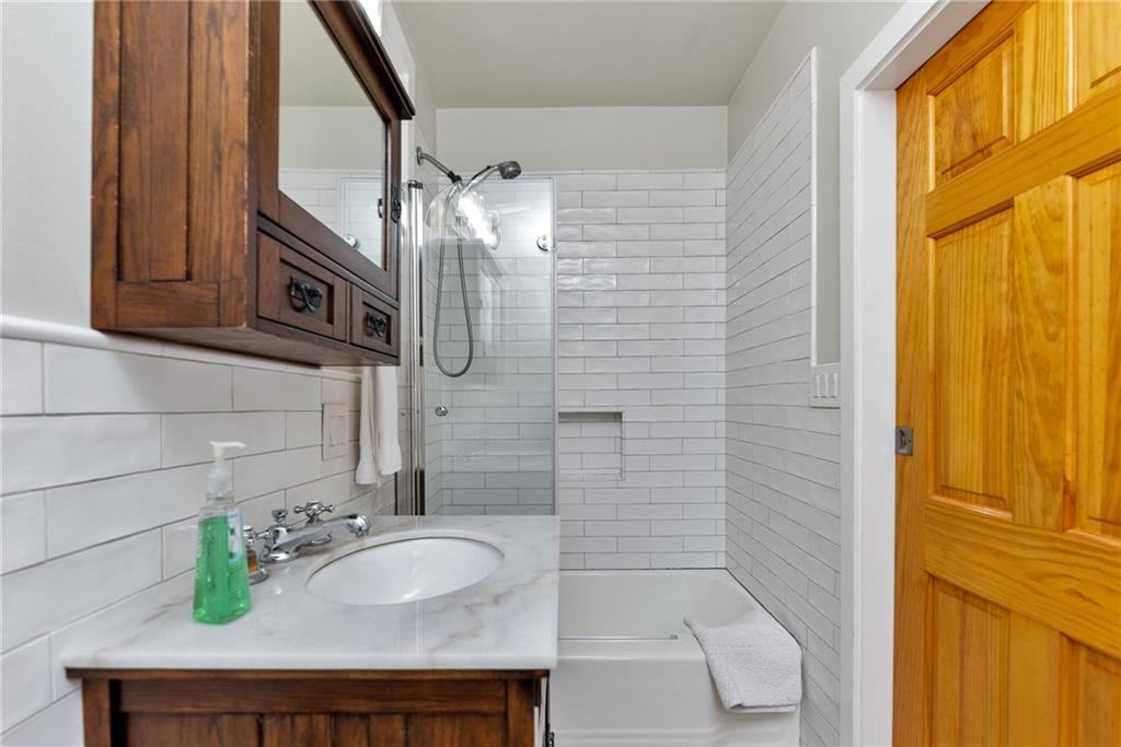 New Orleans, Louisiana 70115, United States, 5 Bedrooms Bedrooms, ,4 BathroomsBathrooms,Residential,Pending,57911