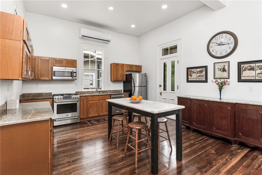 New Orleans, Louisiana 70115, United States, 5 Bedrooms Bedrooms, ,4 BathroomsBathrooms,Residential,Pending,57911