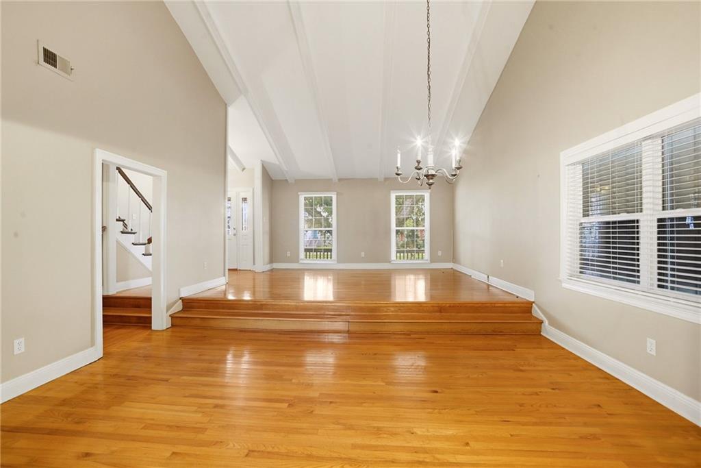 565 OAKWOOD Drive