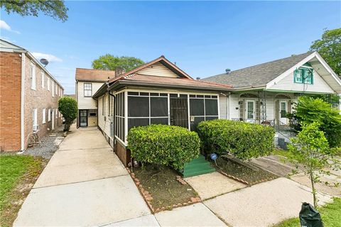 Photo of 8607 S CLAIBORNE Avenue, New Orleans, LA 70118 (MLS # 2559493)