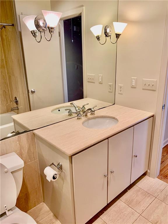 Metairie, Louisiana 70005, United States, 2 Bedrooms Bedrooms, ,2 BathroomsBathrooms,Residential,Pending,62893