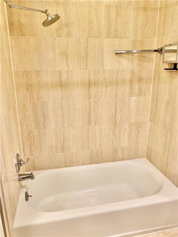 Metairie, Louisiana 70005, United States, 2 Bedrooms Bedrooms, ,2 BathroomsBathrooms,Residential,Pending,62893