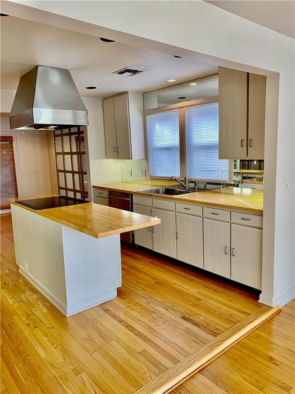 Metairie, Louisiana 70005, United States, 2 Bedrooms Bedrooms, ,2 BathroomsBathrooms,Residential,Pending,62893