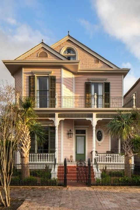 221 PELICAN Avenue New Orleans LA 70114